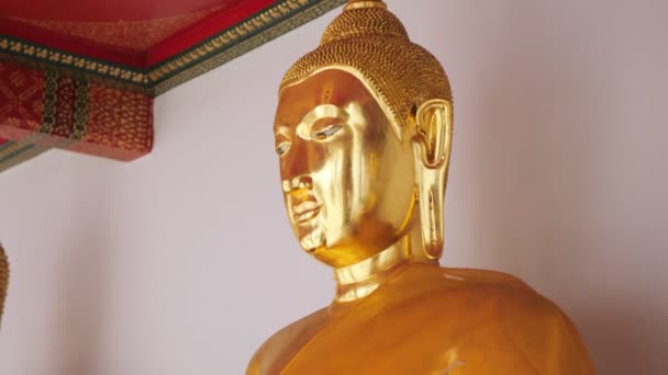 Prachtig gouden Boeddhabeeld met gele stof op het lichaam — Stockvideo