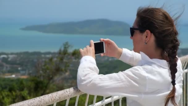 Morena en blusa blanca y gafas de sol negras toma foto — Vídeo de stock