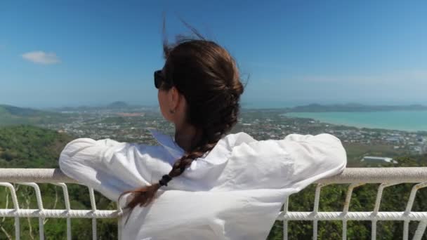 Morena en gafas de sol negras admira paisaje urbano pictórico — Vídeo de stock