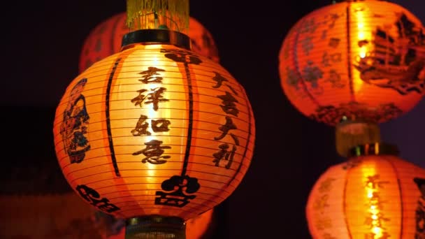 Lanterns of circular shape hang under dark night sky closeup — Stock Video