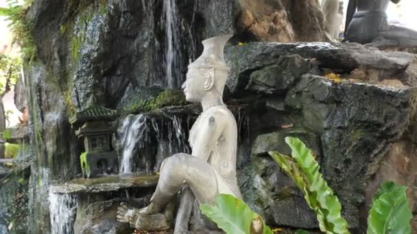 Bílý kámen meditující Buddha socha v blízkosti čistého vodopádu — Stock video