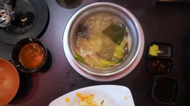 Büfede haşlanmış çorbalı küçük bir tava.