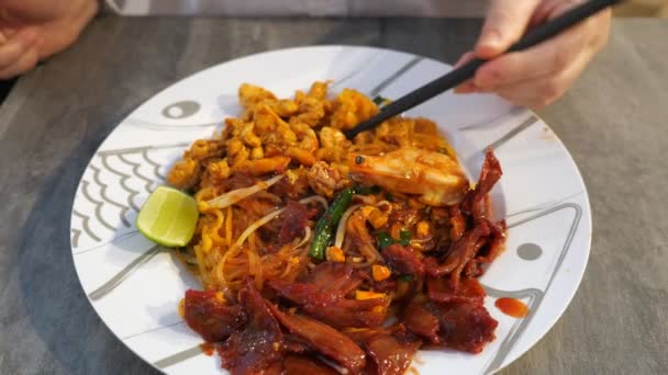 Тайская лапша с креветками и мясным соусом — стоковое видео