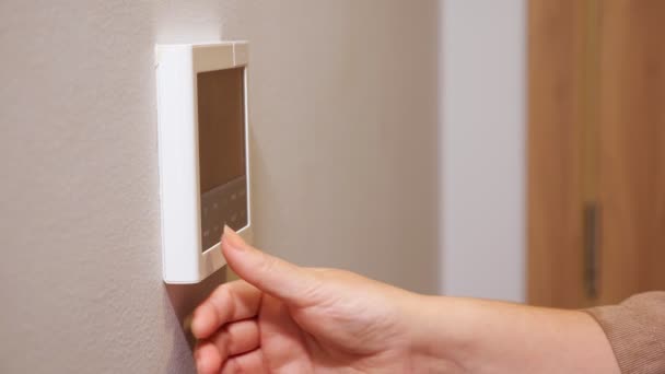 Femme définit thermostat pressage touches dans un hôtel confortable — Video