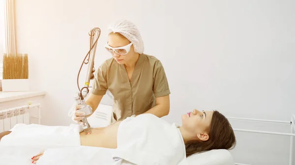 Профессиональный терапевт делает лазерную процедуру удаления волос — стоковое фото