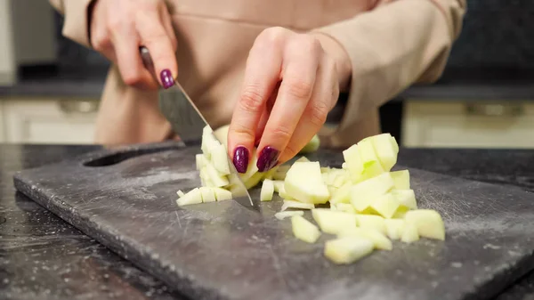 Experiência dona de casa corta legumes prato de cozinha para o almoço — Fotografia de Stock