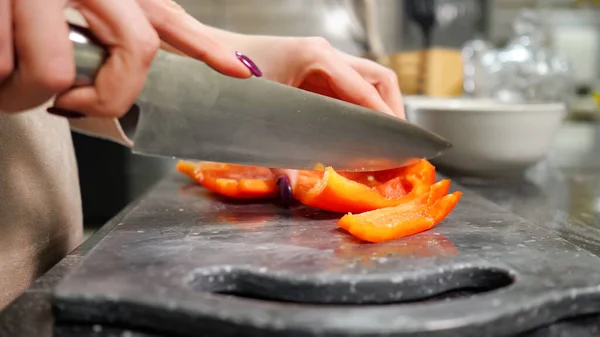 Ama de casa cortes pimiento en tabla de cortar hacer ensalada —  Fotos de Stock