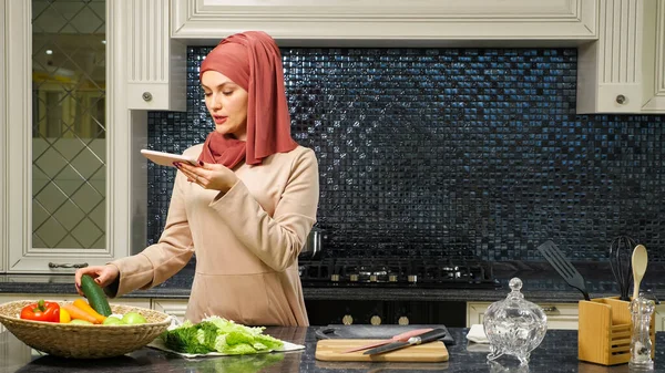 Mujer musulmana acoge blog culinario diciendo receta suscriptores —  Fotos de Stock