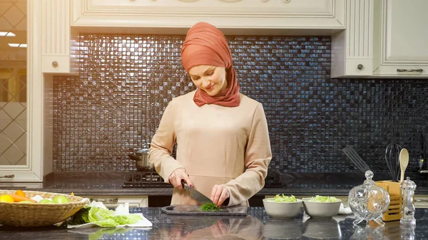 Muslimka vaří oběd pro rodinu řezání zeleně detailní up — Stock fotografie