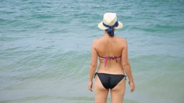 Mutlu genç kadın güneşli bir günde eğleniyor.