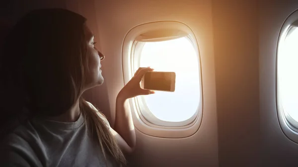 Dziewczyna robi wideo na telefon poza kabiną pasażerską zbliżenie — Zdjęcie stockowe