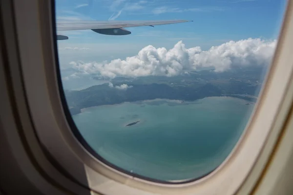 Sett fra vinduet på flyet på vingen, himmelen og skyene . – stockfoto