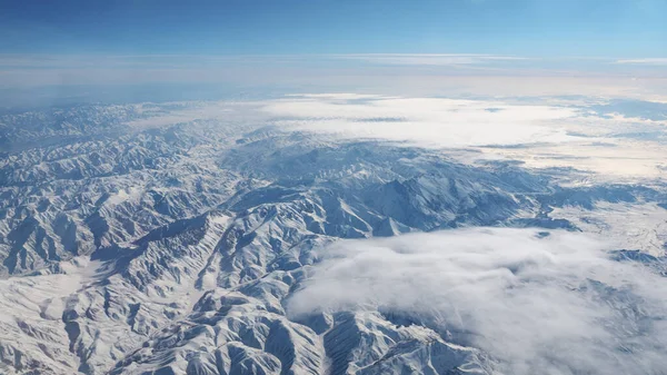 Hermosa vista a través de ventana del avión — Foto de Stock