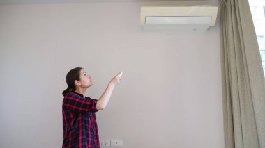 Esmer saç kremini uzaktan kumandayla açar ve gülümser.