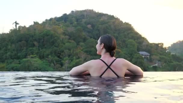 Dame en maillot de bain admire le paysage avec des collines forestières — Video