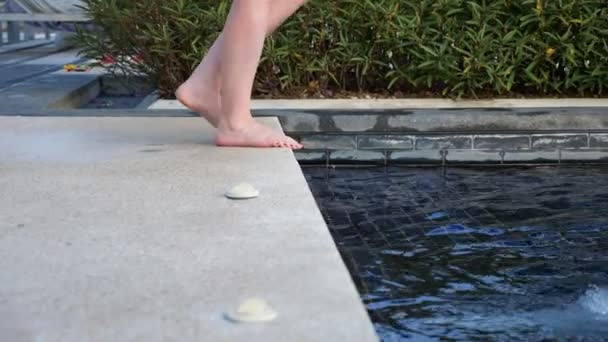 Pieds nus fille étapes dans bleu moussant piscine eau — Video