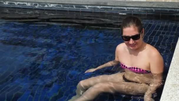 Senhora decepcionada tira smartphone da água da piscina — Vídeo de Stock