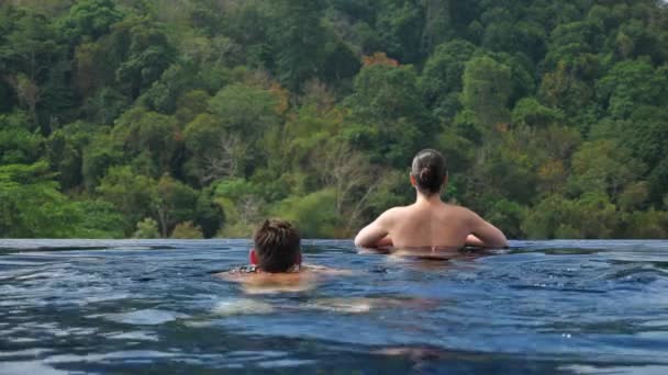 Muscular cara nada para grande piscina borda beijos namorada — Vídeo de Stock