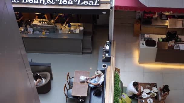 Cafetaria moderna com clientes sentados em mesas de madeira — Vídeo de Stock