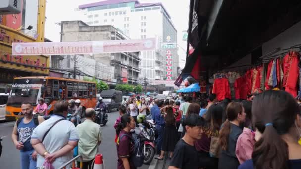 Zajęty centrum ulicy z jazdy samochodów i turystów tłum — Wideo stockowe