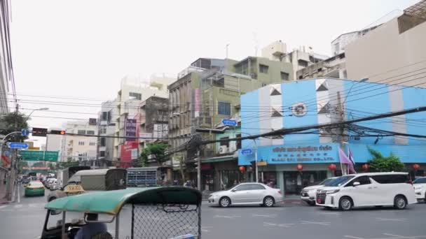 차를 몰고 과거의 건물들을 지나가는 수도 거리 — 비디오