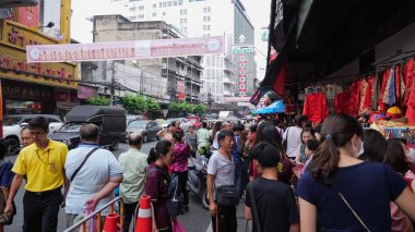 Şehir merkezinde kalabalık arabalar ve turistler var.