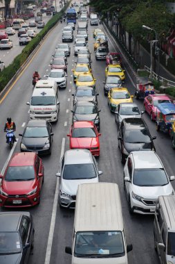 Şehir merkezindeki asfalt yolda trafik yavaş ilerliyor.