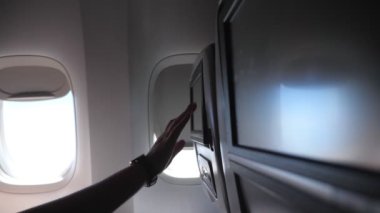 Kadın eli yakın planda oturma ekranına dokunuyor.