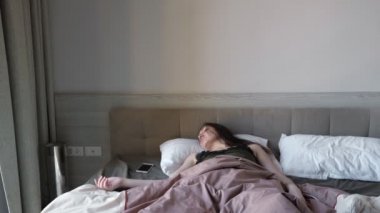 Esmer kadın cevap veriyor. Hemen otel odasında uyanıyor.