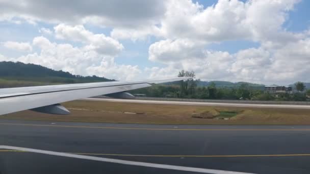 Despegue del avión desde la franja con ala en primer plano . — Vídeos de Stock