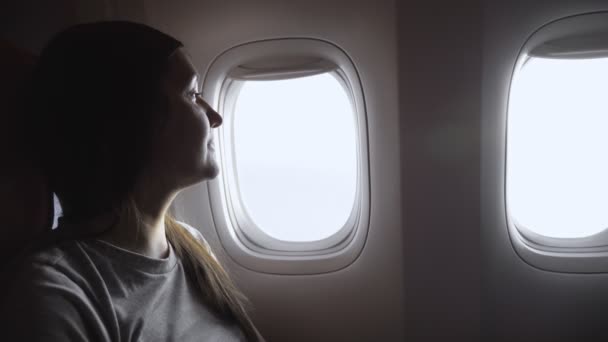 Senhora olha para relógio para saber o tempo na cabine de passageiros closeup — Vídeo de Stock