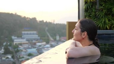 Çekici kız resimli bulanık tepe manzarasına hayran.