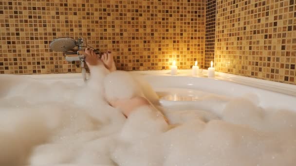 Pés femininos sexuais em um banho de bolhas — Vídeo de Stock