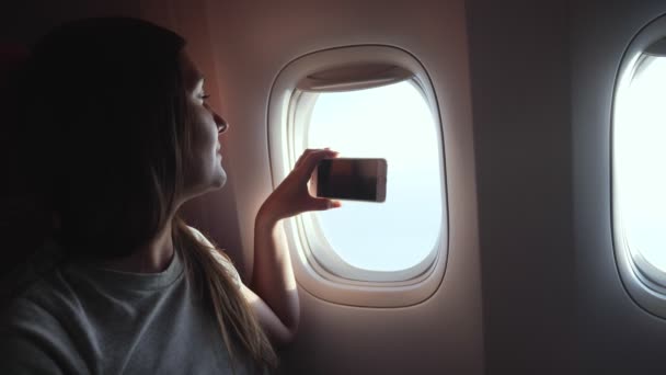 Menina faz vídeo no telefone fora passageiro cabine closeup — Vídeo de Stock