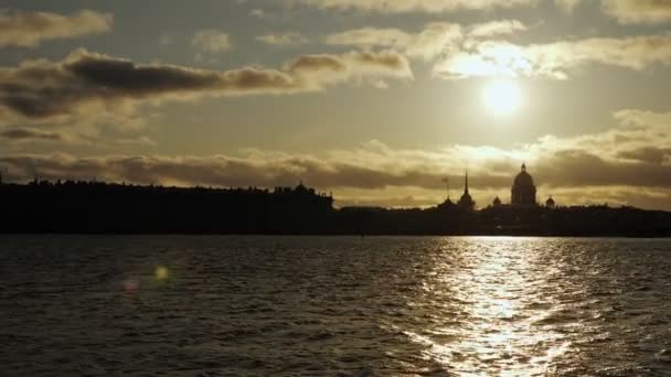 Hermosa ciudad panorámica contra el cielo soleado — Vídeos de Stock