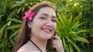 Mor çiçekli bayan, rüzgarla dalgalanan uzun sarı saçlı.