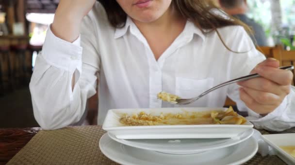 Mujer morena comiendo arroz con salsa — Vídeos de Stock