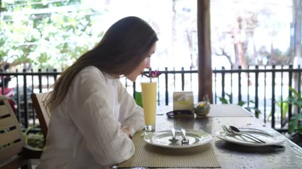 Morena mujer bebidas temblar en café — Vídeos de Stock