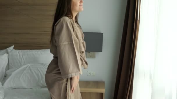 Брюнетка девушка проводит время в комфортабельном отеле утром — стоковое видео