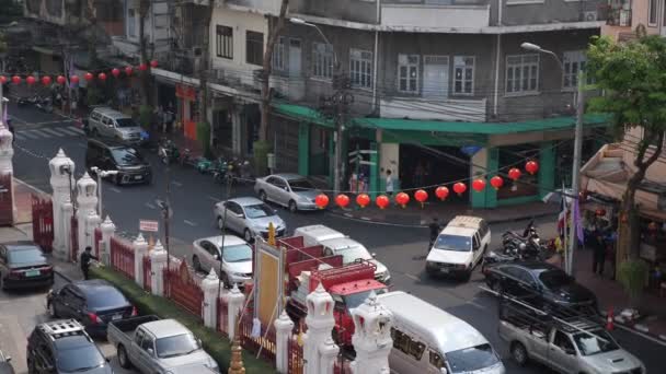 Lanternas vermelhas sobre a rua com carros dirigindo em engarrafamento — Vídeo de Stock