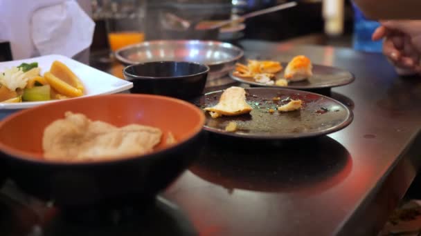 Buffet ilimitado. Mujer comiendo pescado hervido con palillos — Vídeos de Stock