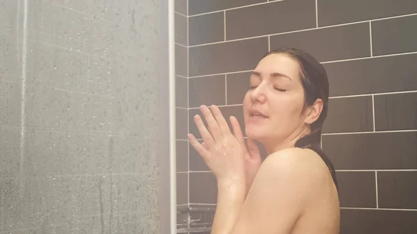 Brunetka z nagie tułów śpiewa tańczy pod relaksujący prysznic — Zdjęcie stockowe