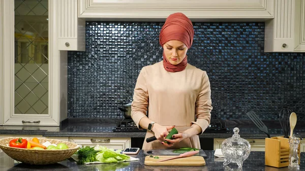 Ama de casa prepara la cena para cortar verduras de la familia —  Fotos de Stock