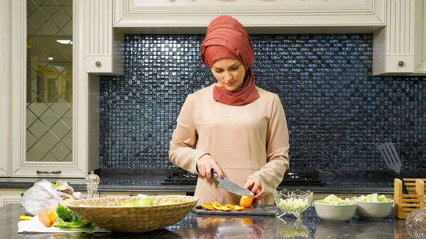 Islam mujer en hijab hace ensalada de frutas cocina comida casera —  Fotos de Stock