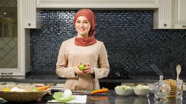 Mujer blogs espectáculo culinario diciendo suscriptores ensalada receta —  Fotos de Stock