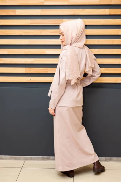 Молодая женщина в хиджабе и закрытом розовом костюме . — стоковое фото