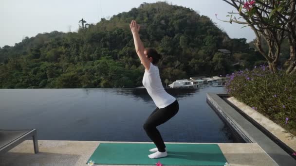 Yoga al aire libre. Mujer de pie en una silla pose — Vídeos de Stock