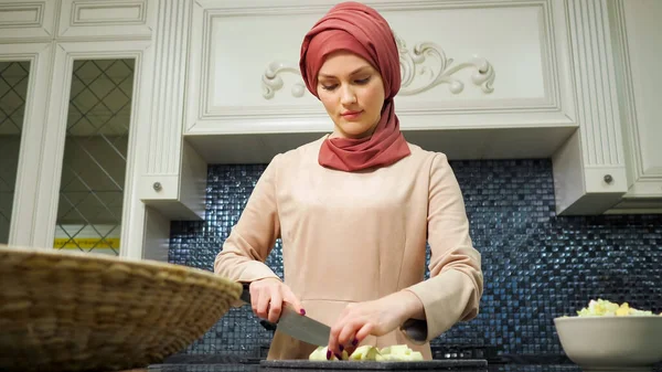 Μουσουλμάνα γυναίκα μαγειρεύει φαγητό ευεξίας κόβοντας φρούτα — Φωτογραφία Αρχείου