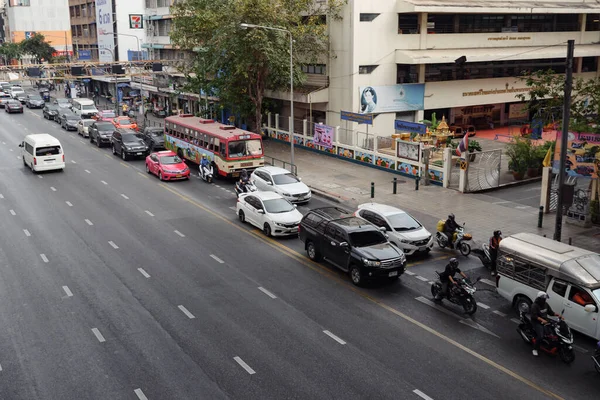 市区一条繁忙的柏油路沿线塞车 — 图库照片