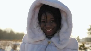 Afro-Amerikalı kadın kışın fotoshoot 'a gülümserken poz veriyor